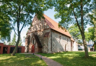 Kirche Vilz seitlich von vorne mit modernem Anbau // © Frank Burger Kirche Vilz seitlich von vorne mit modernem Anbau // © Frank Burger