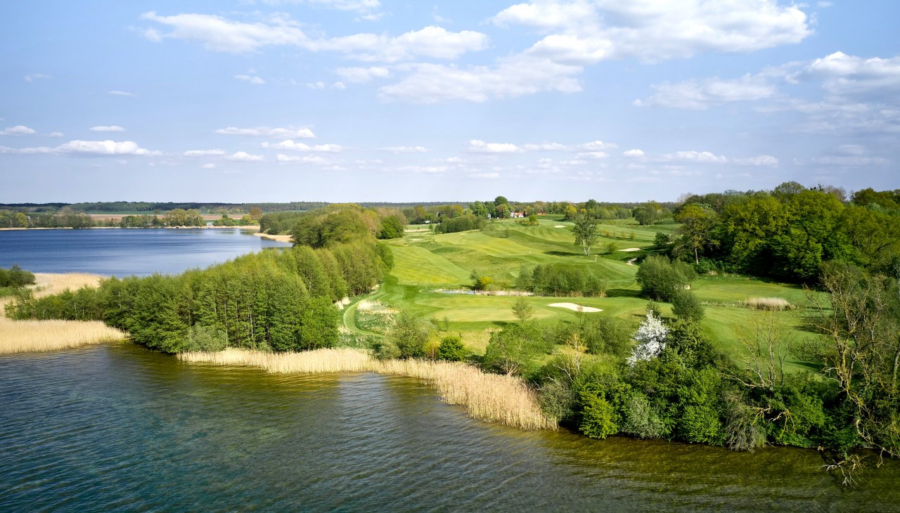 Pole golfowe nad jeziorem, © Van der Valk Linstow