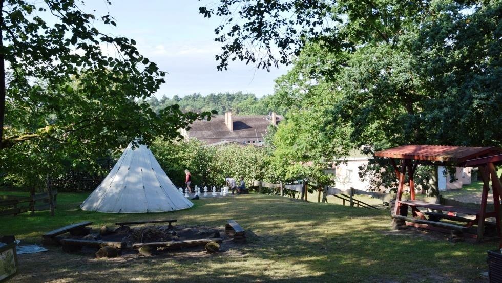 De kampvuurplaats met Indiaanse tipi, © Zebef e.V.