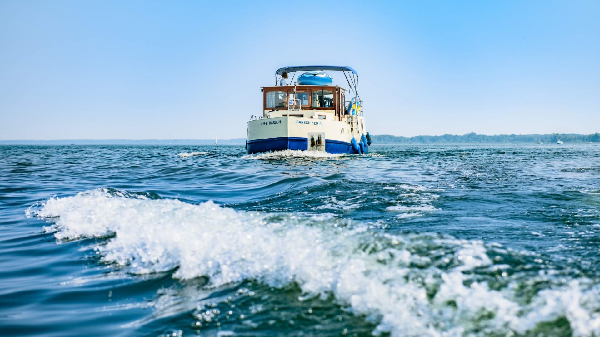 Een paar goede golven brengen beweging aan boord van de Müritz. // © MV-T/Tiemann Een paar goede golven brengen beweging aan boord van de Müritz. // © MV-T/Tiemann