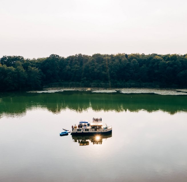 Happiness lies in the silence. A houseboat trip in the Mecklenburg Lake District is the most beautiful little escape from everyday life. // &copy; MV-T/G&auml;nsicke