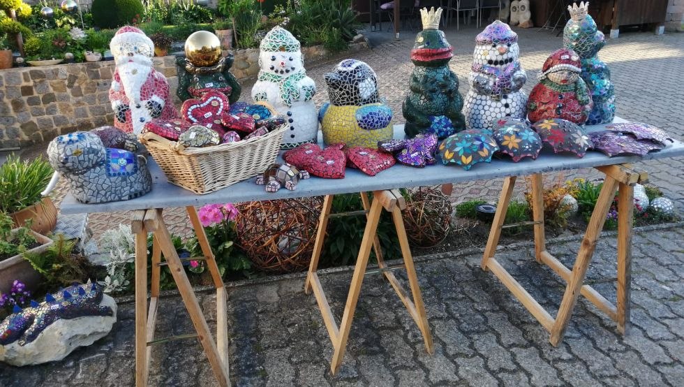 Betonnen figuren en mozaïekstenen, © Margarete Reimer