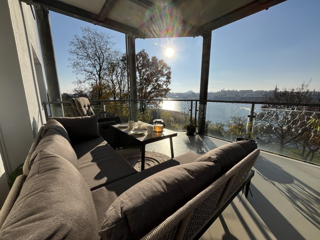 A gorgeous south-facing balcony. Here, you can enjoy the view of the Warnow River and Rostock from sunrise to sunset. // © Anja Bothe-Neues A gorgeous south-facing balcony. Here, you can enjoy the view of the Warnow River and Rostock from sunrise to sunset. // © Anja Bothe-Neues