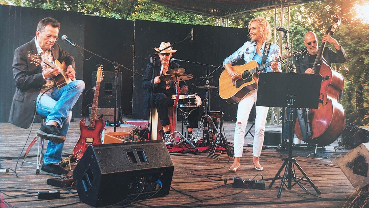 &copy; Angela Klee & Band