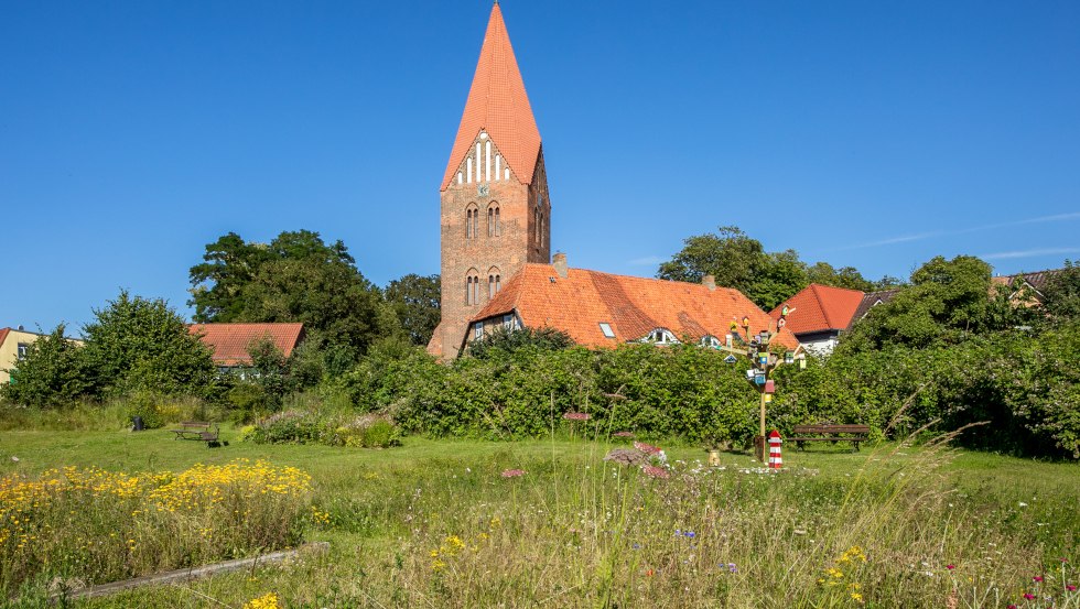 Ogród miejski Klütz z kościołem Mariackim // © Stadt Klütz, Karl & Karl Ogród miejski Klütz z kościołem Mariackim // © Stadt Klütz, Karl & Karl
