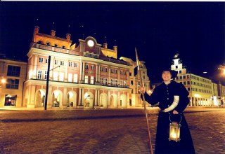 Der Rostocker Nachtwächter vor dem Rathaus // © HTR Hansetouristik Rostock Der Rostocker Nachtwächter vor dem Rathaus // © HTR Hansetouristik Rostock