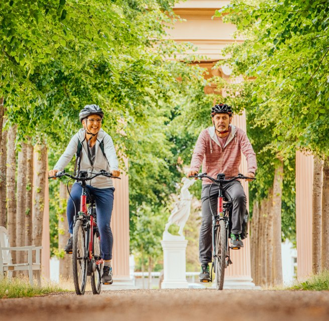 Cycling through Neustrelitz - a couple rides through an avenue