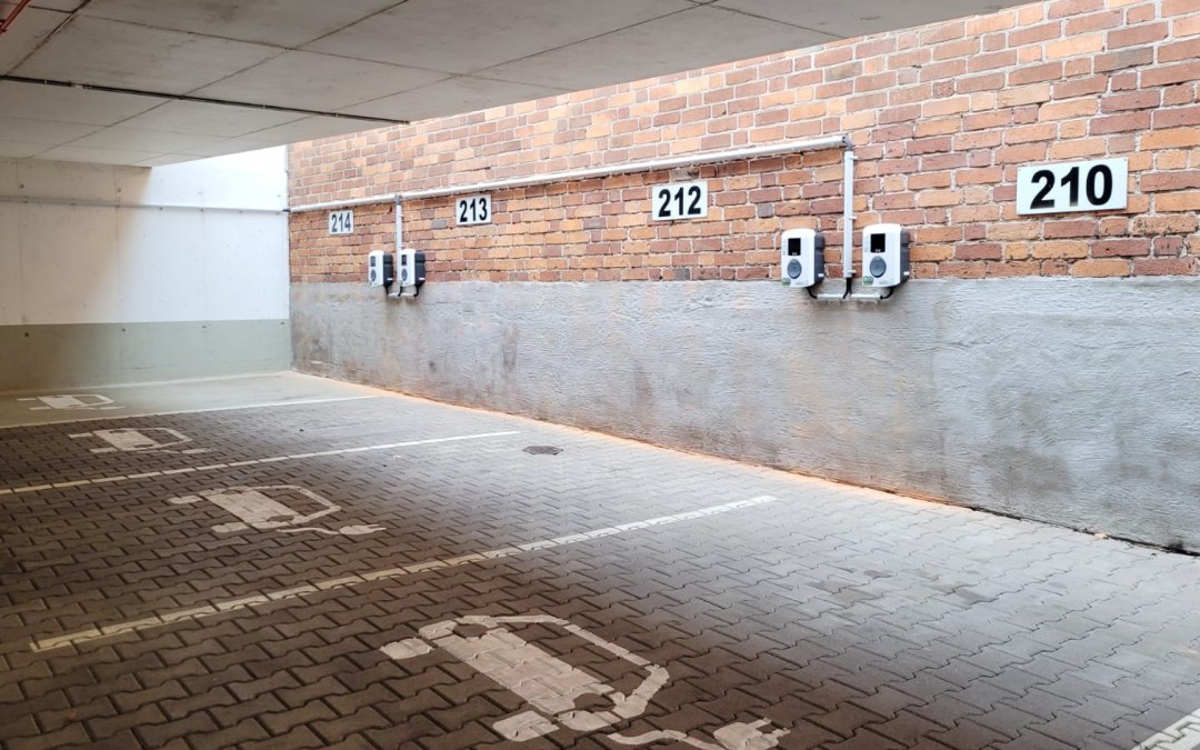 Parking ze stacją ładowania samochodów elektrycznych przy muzeum morskim, © TZ HST