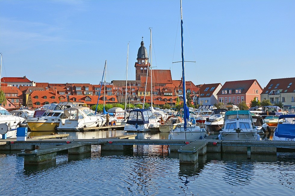 De stadshaven van Waren (Müritz) - centraal gelegen en een populaire plek om te wandelen // © Heidi Goerlt De stadshaven van Waren (Müritz) - centraal gelegen en een populaire plek om te wandelen // © Heidi Goerlt