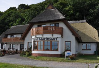 Hotel Moritzdorf is idyllisch gelegen aan het water // &copy; MV-T