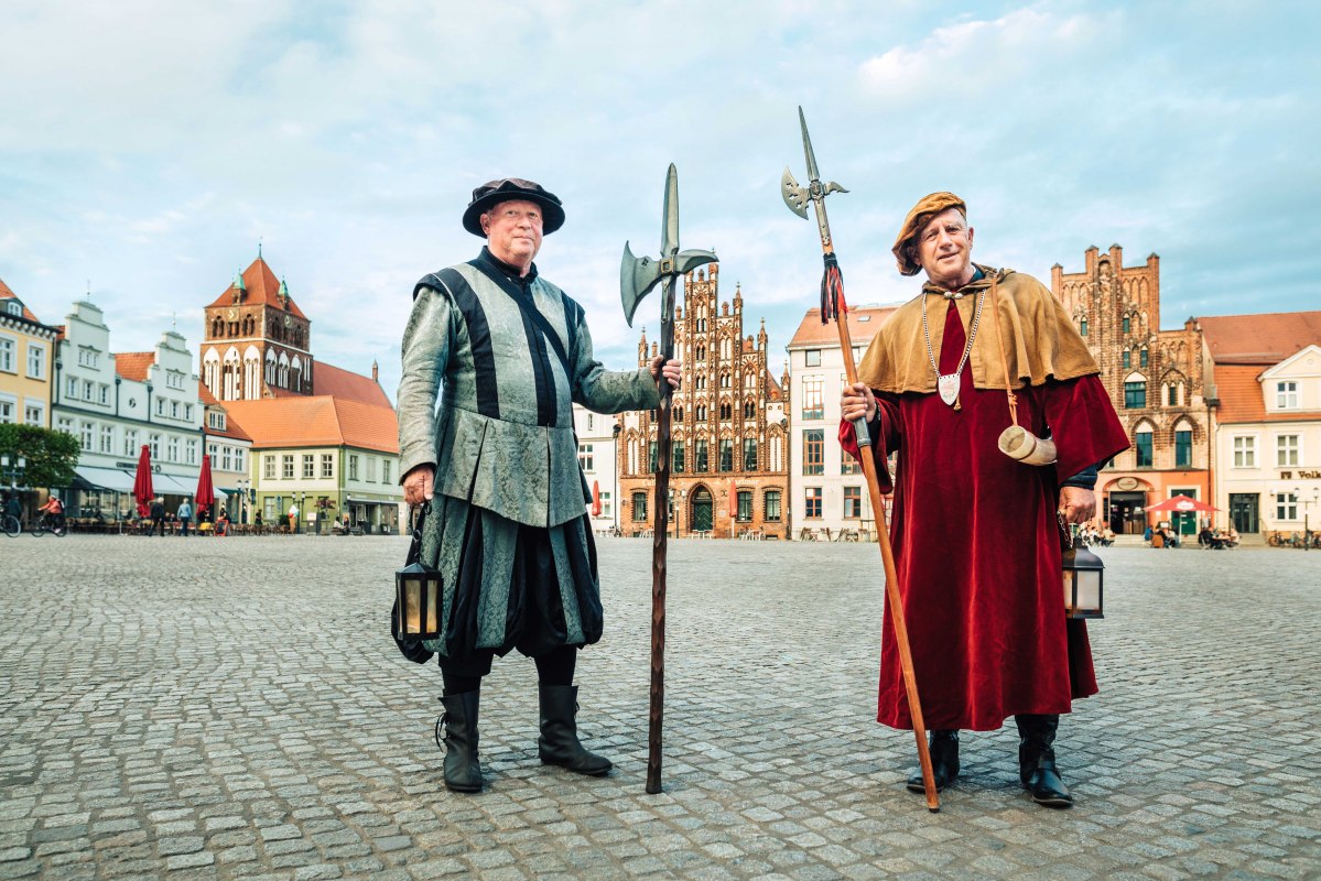 Twee nachtwakers uit Greifswald tijdens een rondleiding // © Wally Pruss Twee nachtwakers uit Greifswald tijdens een rondleiding // © Wally Pruss