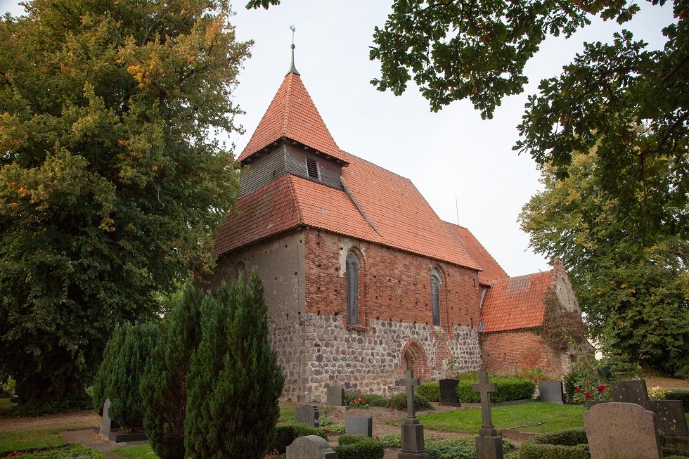 Kościół jest wczesnogotyckim budynkiem z kamienia polnego. // © Frank Burger Kościół jest wczesnogotyckim budynkiem z kamienia polnego. // © Frank Burger