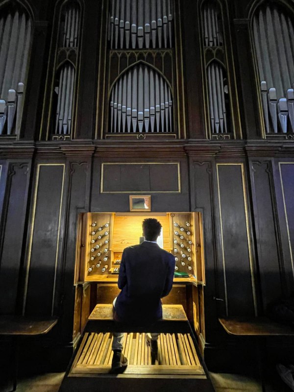 Jason achter een orgel // © Britta Flödl Jason achter een orgel // © Britta Flödl