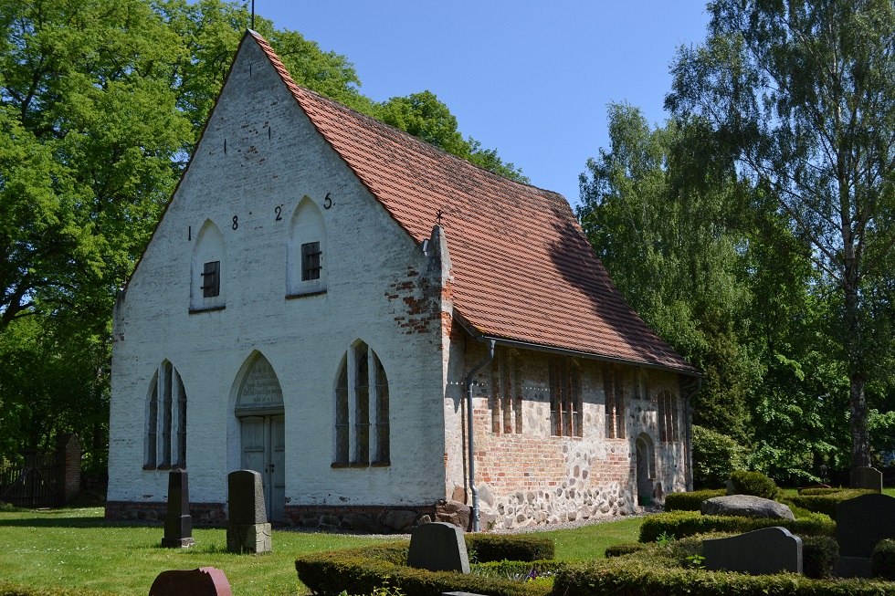 De gevel van de 14e-eeuwse kerk werd in 1825 vernieuwd., © Lutz Werner