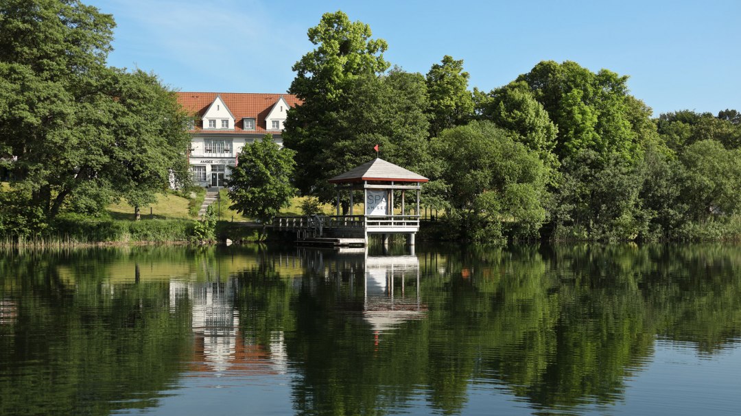 blick-vom-see-auf-hotel, © Hotel Amsee GmbH