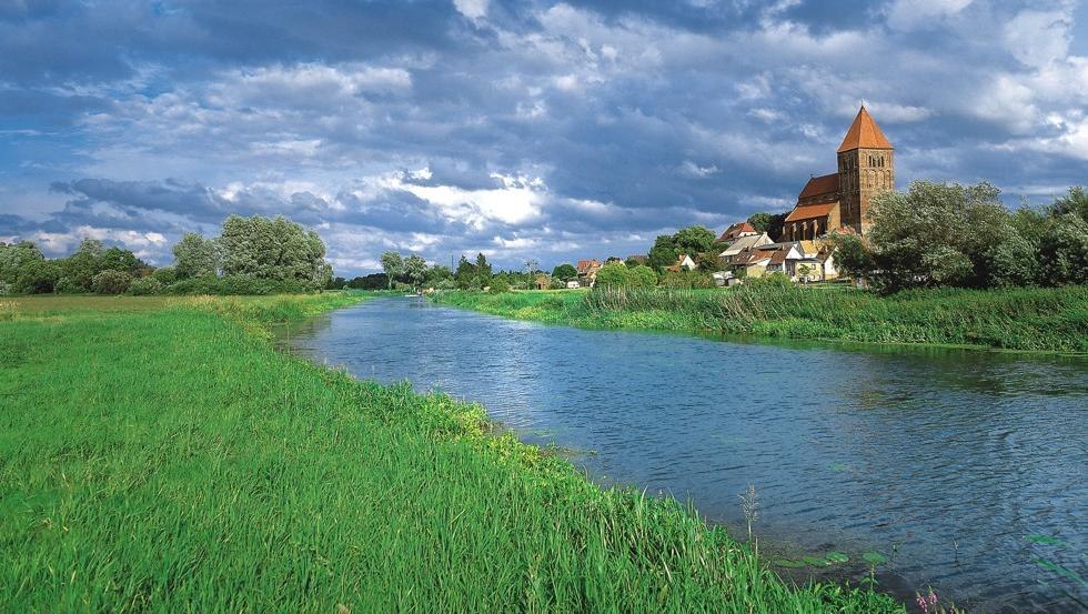 Uitzicht over de Trebel naar Stammen, Vorpommern, © TMV/Grundner