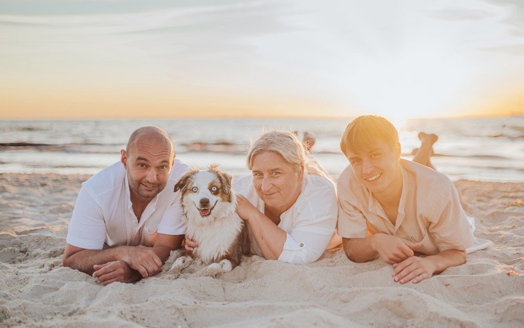 Family vacation on the Baltic Sea - a photo shoot with a dog, between the sound of the waves and the sand creates the perfect memory, © Deine Hundefotografin