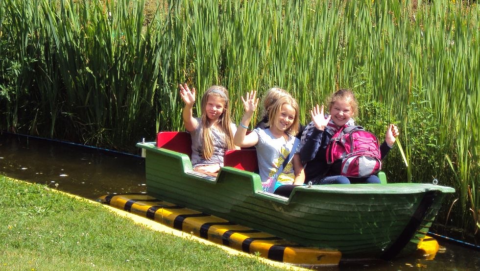 A trip on the water, also possible by canoe on the Sude - We make a film // © ASB Freizeithaus " Sausewind"/Frau Kotsch A trip on the water, also possible by canoe on the Sude - We make a film // © ASB Freizeithaus " Sausewind"/Frau Kotsch