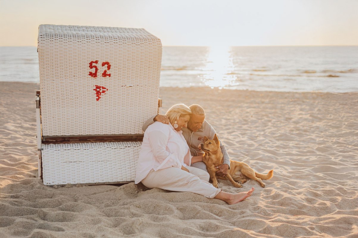 Samenzijn met een hond op het strand: fotoshoot in Dierhagen op het hondenstrand met uitzicht op zee - natuurlijk, rustig, emotioneel, &copy; Deine Hundefotografin