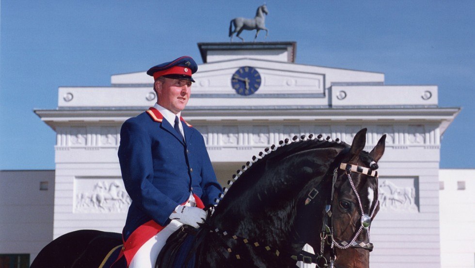 Michael Thieme en Juventus voor het historische portaal van de rijhal, © P.A. Kroehnert