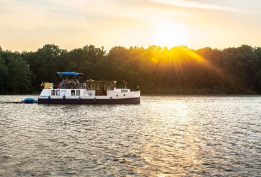 De vrienden glijden vrolijk de zonsondergang van Mecklenburg tegemoet // &copy; MV-T/Tiemann