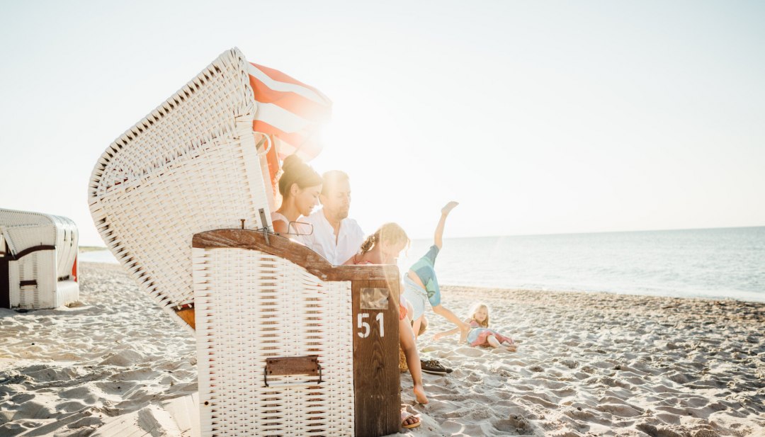 Geniet van de zon in een strandstoel in de Baltische badplaats Dierhagen., © TMV/Pocha.de
