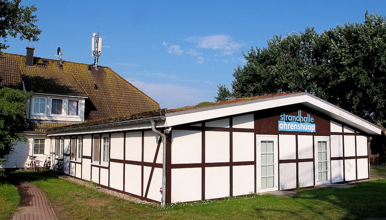 Beach hall with guest house in Ahrenshoop, © Kurverwaltung Ahrenshoop · Foto Andrea Krüger