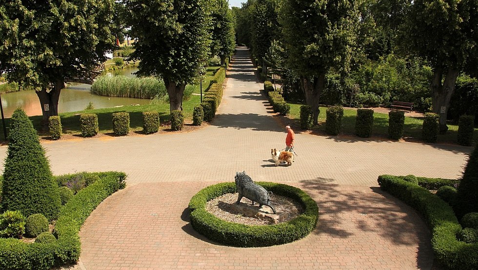 View from the manor house into the avenue, manor Sparow, &copy; Michael Frahm