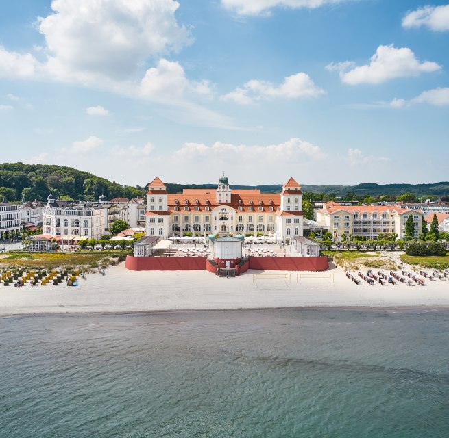 Hotel Kurhaus Binz op Rügen vanuit de lucht met uitzicht op het strand vanaf de zee