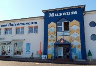 Znajduje się bezpośrednio w porcie miejskim: Muzeum Rybołówstwa i Portu w Sassnitz // © Heike Seelenbinder Znajduje się bezpośrednio w porcie miejskim: Muzeum Rybołówstwa i Portu w Sassnitz // © Heike Seelenbinder