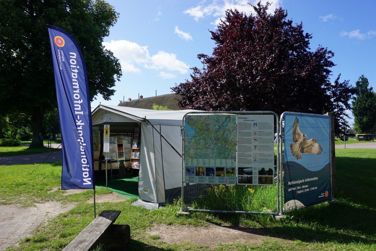 Tijdens de renovatie van het landhuis is het informatiecentrum gevestigd in een camper. // © Wiebke Döbbert Tijdens de renovatie van het landhuis is het informatiecentrum gevestigd in een camper. // © Wiebke Döbbert