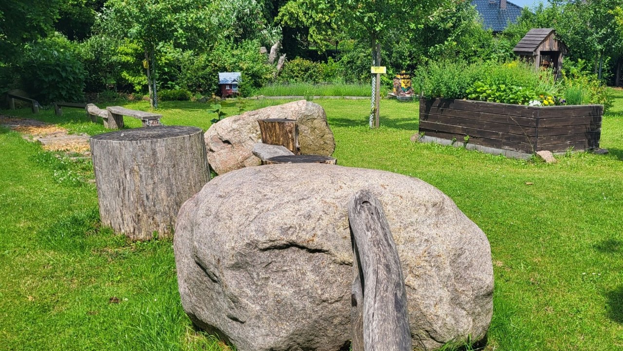 Immenwiese Rest Area with the Grambow Open-Air Museum and raised garden beds // © Tourismusverband Mecklenburg-Schwerin Immenwiese Rest Area with the Grambow Open-Air Museum and raised garden beds // © Tourismusverband Mecklenburg-Schwerin