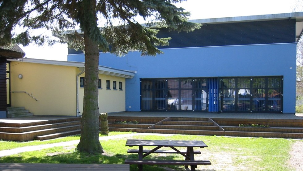 Buitenruimte met zaal en repetitiepodium, © Jugendherberge Ribnitz