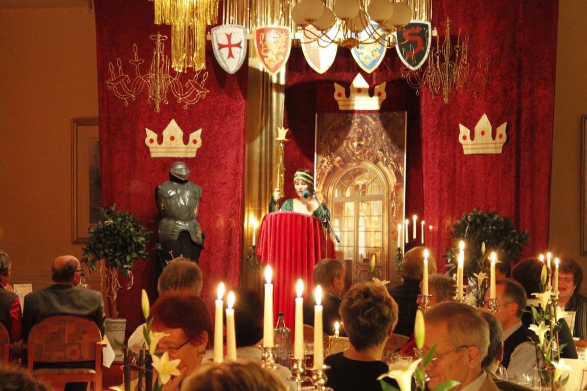 Kulinarne przysmaki w połączeniu z humorem i doskonałą obsługą w zimowym teatrze w Parkhotel Kl&uuml;schenberg // &copy; Parkhotel Kl&uuml;schenberg