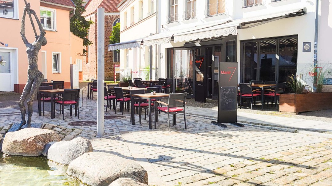 In the heart of Grimmen's old town, Markt 7 is the culinary go-to place for locals and vacationers., © J.Schnepel/Stadtbäckerei Kühl