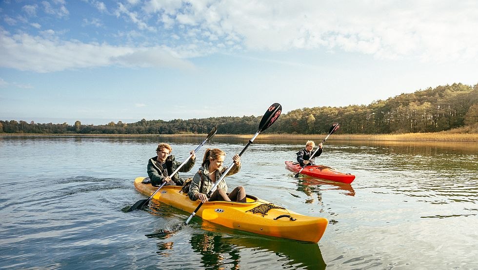 Enjoy the nature with the kayak in the Feldberg lake landscape // &copy; TMV/Roth