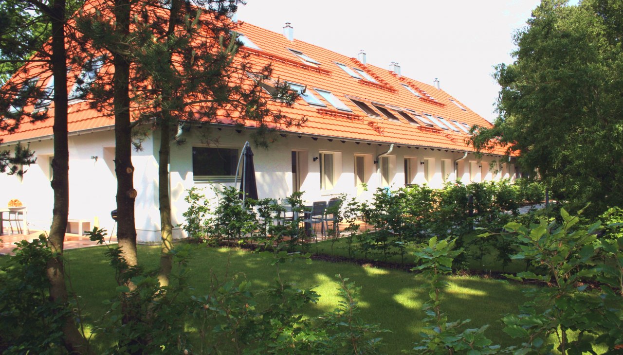 Haus Düne31 Dom z apartamentamiWidok z zewnątrz na ogród i tarasy, © Haus Düne31 Haus Düne31 Dom z apartamentamiWidok z zewnątrz na ogród i tarasy, © Haus Düne31