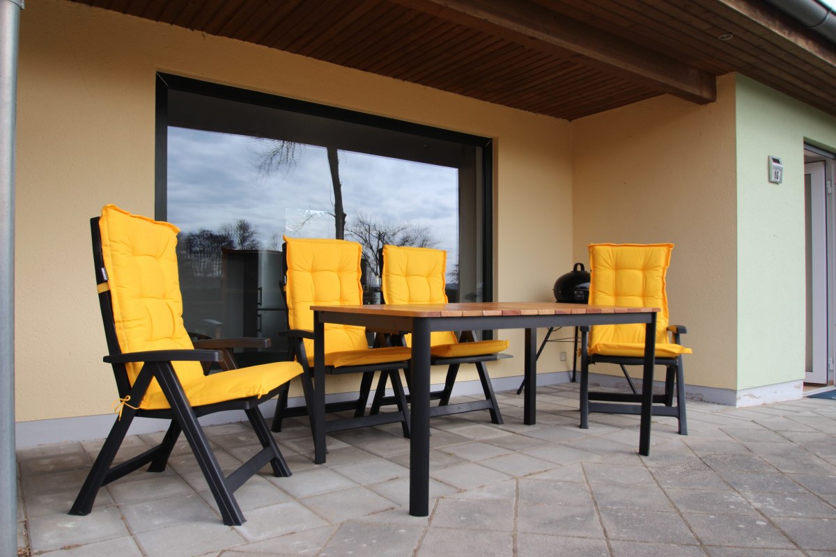 Terras voor bungalow // &copy; Tobias Glaser