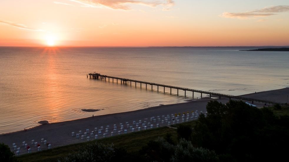 Widok na plażę Boltenhagen i molo o zachodzie słońca, © VMO/Moritz Kertzscher Widok na plażę Boltenhagen i molo o zachodzie słońca, © VMO/Moritz Kertzscher