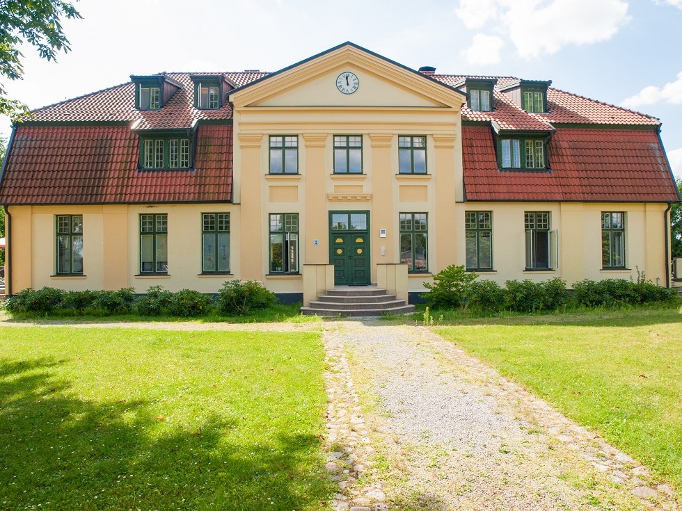 The manor house in frontal view // © Frank Burger The manor house in frontal view // © Frank Burger
