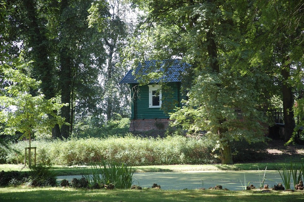 Idyllically in the shade of old trees lies a small hut. // © Gabriele Skorupski Idyllically in the shade of old trees lies a small hut. // © Gabriele Skorupski