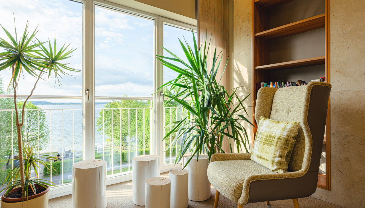 Lobby/salon z widokiem na jezioro Fleesensee, © Seehotel Fleesensee Lobby/salon z widokiem na jezioro Fleesensee, © Seehotel Fleesensee