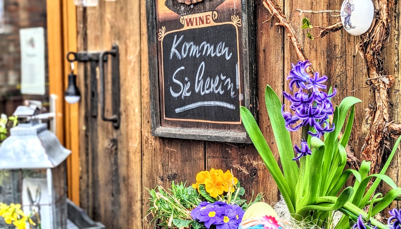 Znak zewnętrzny - Weinhaus im Hof, © Leopold Höglinger Znak zewnętrzny - Weinhaus im Hof, © Leopold Höglinger