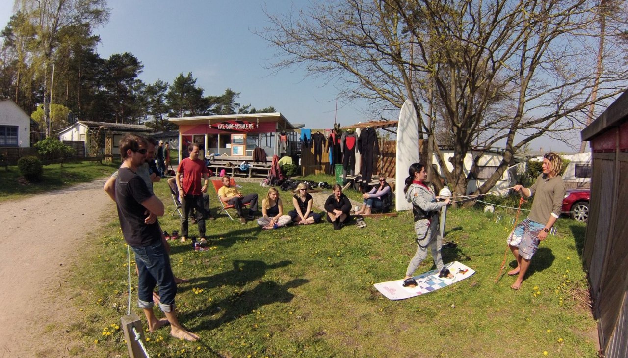 Despite practical training: theoretical preparations at our school, © Kitesurfschule Pepelow