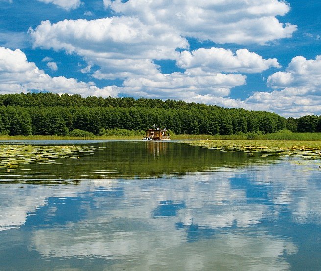 Sailing on the Havel river with a raft, © TMV/Pescht Sailing on the Havel river with a raft, © TMV/Pescht