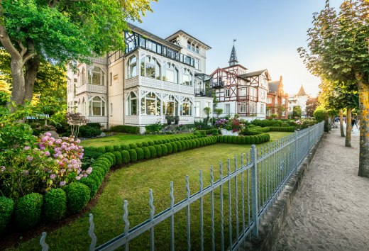 Bezpośrednio przy nadmorskiej promenadzie nadbałtyckiego kurortu Binz znajdują się wille w stylu architektury uzdrowiskowej. // © MV-T/Tiemann Bezpośrednio przy nadmorskiej promenadzie nadbałtyckiego kurortu Binz znajdują się wille w stylu architektury uzdrowiskowej. // © MV-T/Tiemann