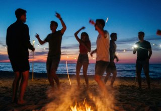 DJ set on the beach at sunset // © KI-generiert DJ set on the beach at sunset // © KI-generiert