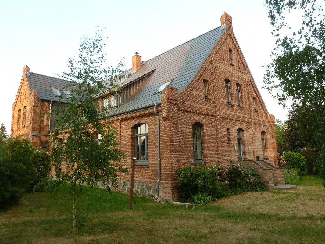 Buitenaanzicht van het landhuis Altbauhof // &copy; Gutshaus Altbauhof