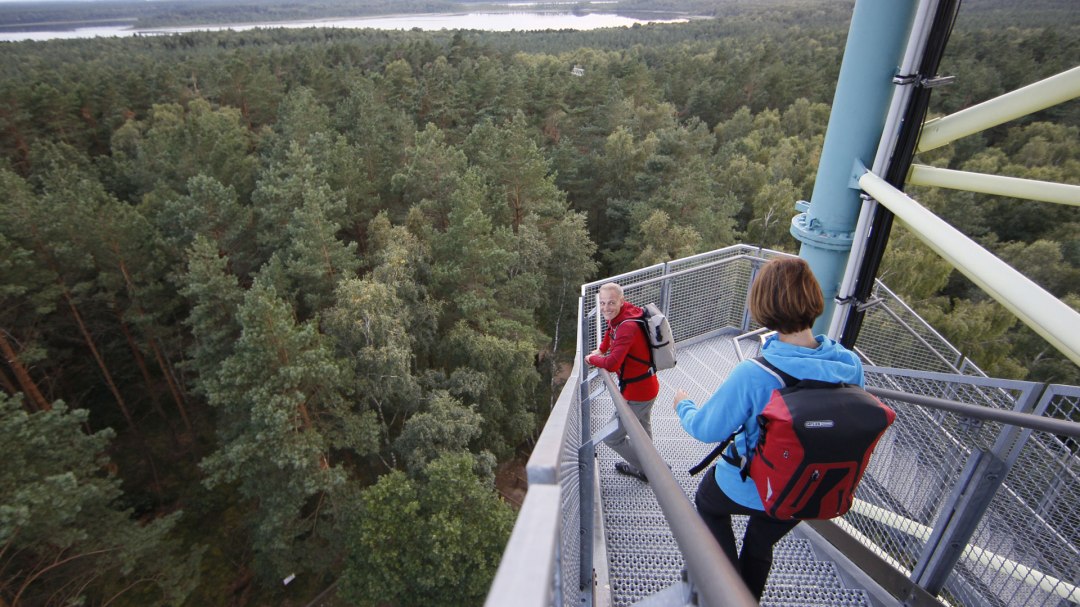 Para wędrowców na wieży Käflingsberg w Parku Narodowym Müritz, © TMVoutdoor-visions.com