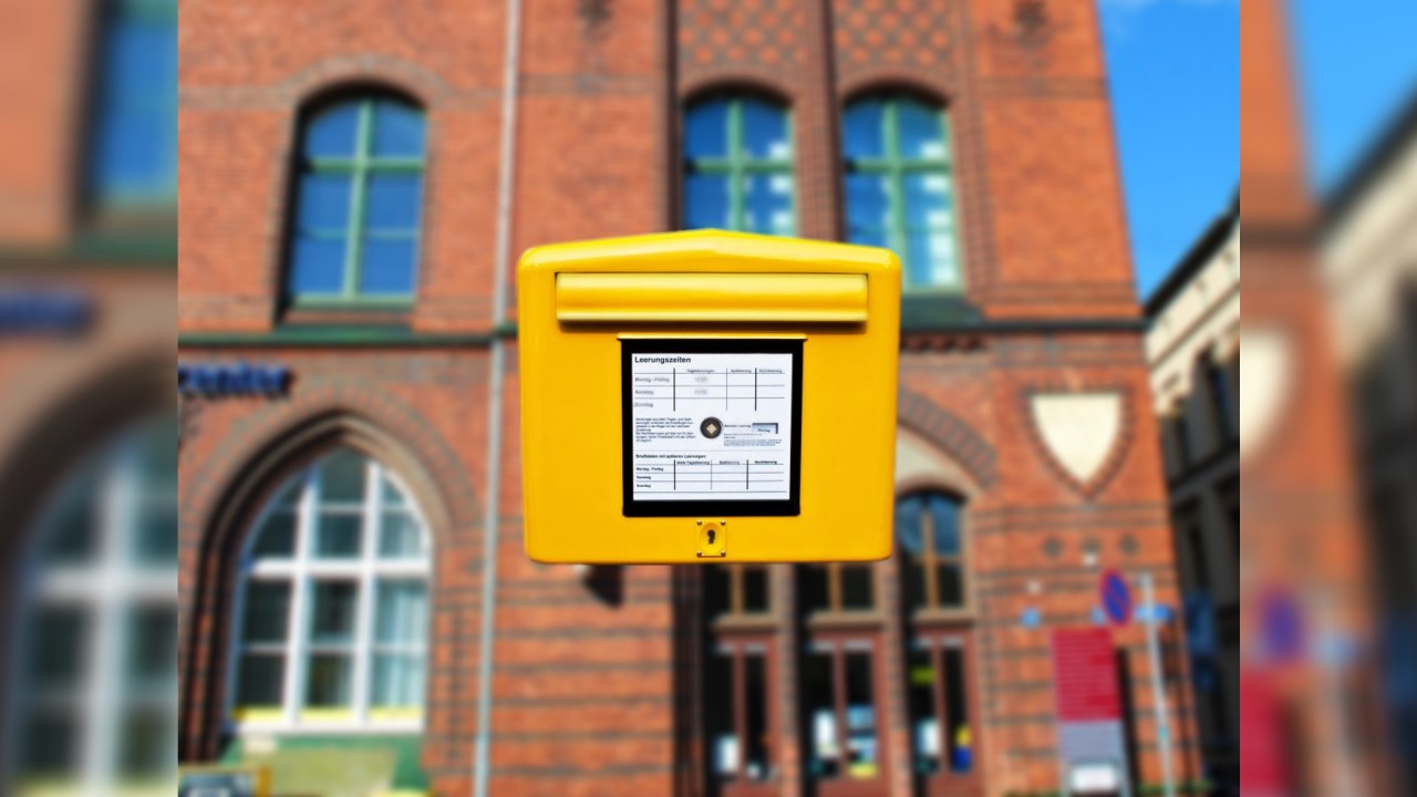 Brievenbus bij het postkantoor, &copy; TZ HST